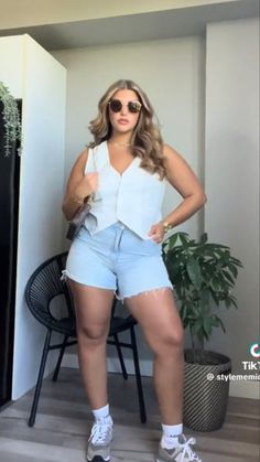 Italy Aesthetic Outfit Plus Size, Outdoor Day Party Outfit, Minimalist Style Outfits Curvy, Workout Work Outfits, Medium Body Type Outfits Summer, Jean Shorts Curvy, Summer Style 2024 Mid Size, Summer Going Out Outfit Plus Size, Plus Outfit Ideas Summer