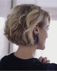 Graduated Bob Hairstyles, Short Hairstyle Ideas, Short Wavy Haircuts, Hairstyles For Thick Hair, Graduated Bob, Wavy Haircuts, Chin Length Hair, Short Hairstyles For Thick Hair, Edgy Short Hair