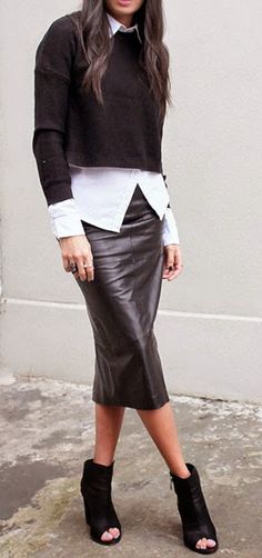 Perfectly layered: cropped jumper, striped shirt, leather skirt, booties. | @andwhatelse Fall Business Attire, Skirt In Winter, Rok Outfit