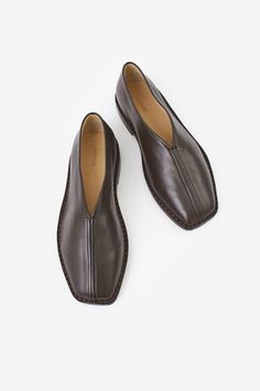 FLAT PIPED SLIPPERS Shoes in brown leather, leather sole, insole with logo Flat Shoes Men, 2024 Style, Clothing Pieces, Slippers Shoes, Slipper Shoes, Derby Shoes, Mode Inspiration, Luxury Accessories, Shoes Men