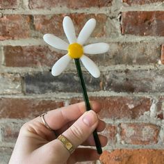 Daisy Plant Stake – sarahrozie Glass Garden Art, Fire Glass, Glass Garden, Plant Lover, Fused Glass, Potted Plants