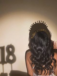 Idias pata fotos de 18 Number Shadow Photoshoot, 18th Birthday Pictures Ideas, 18th Picture Ideas, Saggitarius Birthday Photoshoot, November Birthday Photoshoot Ideas, 18th Birthday Party Photoshoot, 18th Birthday Aesthetic Photos, Photo Poses For Birthday, Pose For Birthday Photoshoot