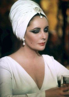 Liz Taylor Edward Wilding, Liz Taylor, Violet Eyes, Hollywood Icons, Outfit Chic, Actrices Hollywood, Hollywood Glam, Old Hollywood Glamour