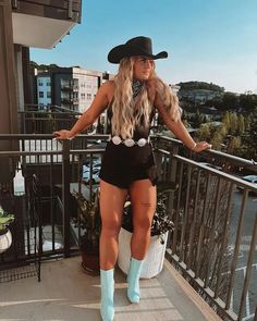 Western Concert Outfit, Stagecoach Outfits, Nashville Style Outfits, Summer Country Concert Outfit, Country Concert Outfits, Foto Cowgirl, Concert Outfit Summer, Cowgirl Style Outfits