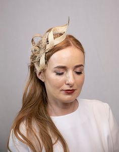 Champagne beige and antique golden color minimalist fascinator on golden headband. This fascinator`s style has been very popular, but many people requested it without face veil. Matching beige net is just used around the curves of the fascinator to make it more 3- dimensional. This style is loved by ladies who like something small, minimalist  yet elegant accent to accomplish their outfit. Ready to be shipped in 2-4 working days. If You want to change something please write to me. I can personal Golden Headband, Fascinator Hats Outfit, Fascinator Hats Wedding, Mini Hats, Kentucky Derby Fascinator, Color Minimalist, Face Veil, Bridal Fascinator, Sinamay Hats