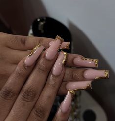 Birthday Nails Inspiration Gold, Gold Nails Press On, Md Nails Ideas, Hold Chrome Nails, Md Nail Ideas, Gold Chrome Nails Designs Square, Hold Nails Acrylic, Rose Gold Nails For Prom, Chrome Builder Gel Nails