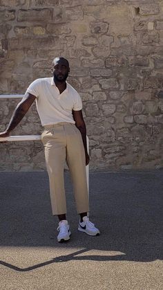 Simple Clean Fashion, Estilo Old Money, Mens Casual Suits, Comfy Sneakers, Mens Fashion Inspiration, Men Stylish Dress, Mens Outfit Inspiration, Mens Fashion Casual Outfits, Men Fashion Casual Outfits