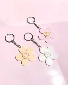 Daisy Keychain Acrylic, about 2 inches round. Silver hardware. Key Chains Aesthetic, Vintage Pink Aesthetic, Pink Aesthetic Cute, Daisy Keychain, White Keychain, Keychain Photo, Chains Aesthetic, Keychain Acrylic, Birthday Friend