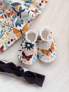 The cutest little baby shoes for a little bundle of joy! An easy DIY project for a Friday afternoon that will turn in the perfect baby shower gift or cute accessories for your own little baby! You can use any scraps of fabric you have left from other sewing projects or you can make them match your Baby Sewing Patterns Mamma Can Do It, Sew Baby, Reborn Nursery, Crochet Baby Shoes Pattern, Soft Sole Baby Shoes, Baby Shoes Pattern, Diy Bebe, Kids Sewing