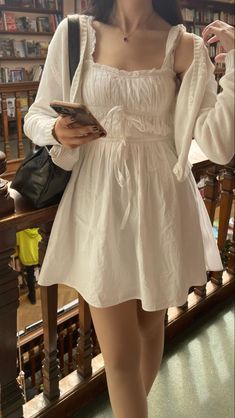 Book Store Aesthetic Outfit, Feminine Outfits Casual Summer, Spring Outfits Indie, Casual Coquette Outfit Summer, Librarian Aesthetic Outfit Summer, Ingenue Outfits Casual, Light Feminine Outfits Casual, Soft Feminine Outfits Aesthetic, Croquette Aesthetic Outfits Summer