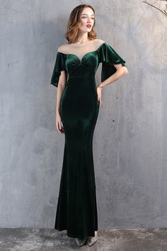 Fabric : Velvet. The fabric is comfortable for skin.   Package Contents : : 1x Women Dress.   Occasion : Whether you are dressing it for a wedding party, prom, evening party or any other occasions, this sophisticated dress will be your lovely partner. 1920 Velvet Dress, Green Velvet Evening Gown, Green Velvet Long Dress, Velvet Green Gown, Emerald Green Velvet Bridesmaid Dresses, Velvet Bridesmaid Dresses Winter, Velvet Bodycon Dress Long, Velvet Wedding Dresses, Green Velvet Prom Dress