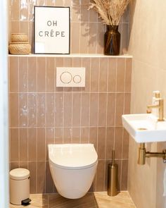 a bathroom with a toilet, sink and shelf above it that says oh crepe