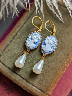 Cameo Drop Earrings As Gift, Cameo Drop Earrings Jewelry Gift, Gift Cameo Drop Earrings Jewelry, Elegant Cameo Earrings, Cameo Round Earrings As Gift, Elegant Cameo Earrings As Gift, Elegant Cameo Earrings For Gift, Cameo Earrings For Gift, Cameo Drop Earrings For Wedding