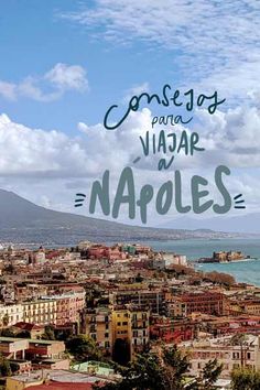 a city with the ocean in the background and text that reads consejos para viar napolees