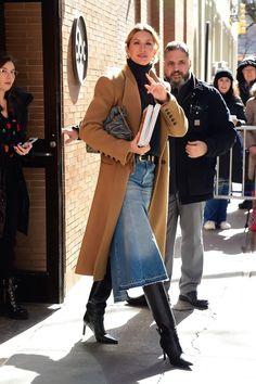 Winter Mode Outfits, Jean Skirt Outfits, Skirt Outfits Fall, Winter Skirt Outfit, Rock Outfit, Outfit Chic, Gisele Bündchen, Gisele Bundchen