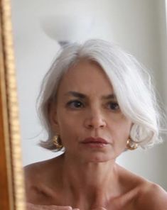 Grece Ghanem Haircut, Grace Ghanem Hair, Grece Ghanem Hair, Helen Mirren Short Haircut, Chin Length Grey Hair With Bangs, Short Hairstyles 2023, Diane Keaton Grey Hair, Grey Hair Model Older Women, Kate Moss Grey Hair