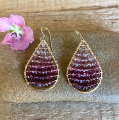 Gold filled teardrop hoop earrings with faceted ombre style pink tourmaline gemstones Chip Jewelry, Wire Creations, Teardrop Hoop Earrings, Framed Jewelry, Wire Jewellery, Bead Earring, Wire Jewelry Designs, Purple Jewelry, Bead Ideas