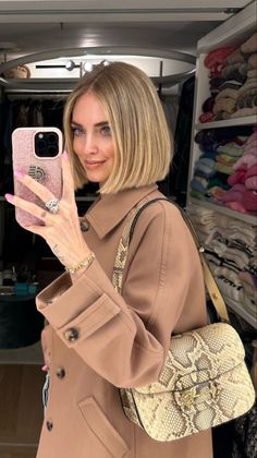 Beige Blonde Bob Hair, Bob With Longer Front Pieces, Blonde Bob With Root Smudge, Bluntcut Bob Blond, Beige Blonde Bob, Short Golden Blonde Hair, Balayage Bob Hair, Dirty Blonde Bob, Dark Blonde Bob