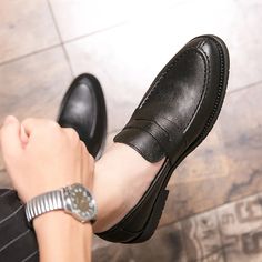 Détendez-vous et restez décontracté avec nos mocassins britanniques. Avec leur mélange unique de style britannique et de confort décontracté, ces mocassins sont parfaits pour tout look décontracté. Enfilez-les et sortez avec style, tout en vous sentant à l'aise.
 





Matériau de la semelle extérieure: Caoutchouc Black Shoes Dress, Men Athletic Wear, Mens Athletic Wear, Monk Strap Shoes, Black Dress Shoes, Brogue Shoes, Elegant Shoes, Black Loafers, Tassel Loafers