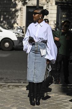 Cómo combinar una falda vaquera midi: los mejores looks Outfits Con Faldas Midi, Shirt Outfit With Skirt, Shirt Denim Outfit, Denim Skirt Street Style, Elsa Fashion, Oversized Shirt Outfit, Chic Clothing Style, Oversized White Shirt, White Shirt Outfits