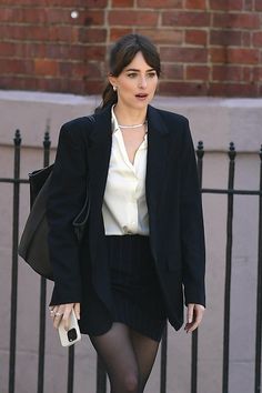 Dakota Johnson Paparazzi, Dakota Johnson Blazer, Dakota Johnson Fashion, Dakota Johnson Aesthetic, Cap Rising, Dakota Johnson Street Style, Style Roots, Dakota Style, Style Analysis