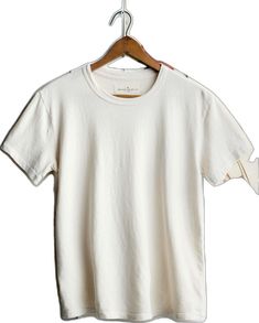 Basic Cream T-shirt For Everyday, White Cotton Crew T-shirt, White Relaxed Fit Organic Cotton T-shirt, Soft-washed Crew Neck T-shirt For Everyday, Basic Cream T-shirt, Soft-washed Crew T-shirt For Everyday Wear, White Cotton Crew Neck T-shirt, Cotton Crew Neck T-shirt For Everyday, White Crew Neck Top For Casual Gatherings