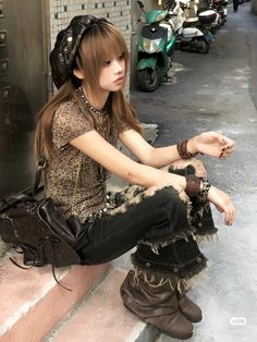 Woman Grunge Style, Japanese Fashion Autumn, Archive Japanese Fashion, Visual Kei Style, Grunge Japanese Aesthetic, 2000 Japanese Fashion, New Rock Outfit, Tight Shirt Outfit, Japanese Fashion Winter