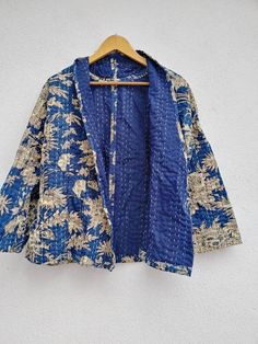 New indigo kantha quilted short kimono women wear vintage coat festival fashion Kimono Women, Patchwork Kimono, Festival Mode, Luxe Boho, Woolen Scarves, Kantha Jacket, Kimono Robes, Cotton Long Dress, Quilt Jacket