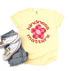 Looking for a cute versatile top to wear this summer? Make sure to grab one of our Kindness Matters Checkered Flower garment dyed graphic tees! This soft and comfortable graphic tee is the perfect top for any outfit. It can be paired with biker shorts, jeans, or even a simple skirt/dress! This tee is true-to-size, so be sure to order your regular t-shirt size! If you are looking for a more oversized look, make sure to size up! Checkered Flower, Baby Boy Toys, Kindness Matters, Flower Shorts, Sequin Shorts, Cable Knit Cardigan, Boutique Brands, Casual Fit, Sweater Blouse