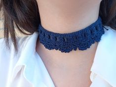 Gargantilha choker azul marinho, colar de crochê, gargantilha feminina, colar vintage azul escuro, com fita de cetim ajustável. Gargantilha feita à mão com fio 100% algodão. Um acessório único e versátil que vai bem com um look casual ou de festa e faz a diferença. Comprimento da gargantilha com cetim: 45 cm Comprimento da gargantilha sem cetim: 25 cm Altura da gargantilha: 3 cm Elegant Adjustable Crochet Jewelry, Handmade Delicate Adjustable Choker, Delicate Handmade Adjustable Choker, Adjustable Blue Crochet Necklaces, Lace Choker Jewelry Gift, Lace Choker Jewelry As Gift, Lace Choker Jewelry For Gifts, Blue Handmade Vintage Choker, Vintage Blue Handmade Choker