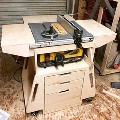 a table sawing machine sitting on top of a workbench