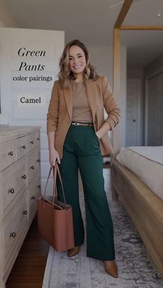 Winter Casual Outfits 2024, How To Style Dark Green Pants, Green Dress Pants Outfit, Outfit Con Verde, Outfits Con Verde, Work Winter Outfits Women, Dark Green Outfit Ideas, Dark Green Pants Outfit, Work Outfits Women Casual