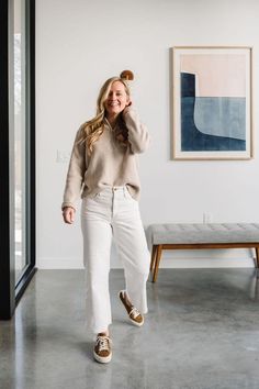 girl standing with hand in hair Off White Jeans Outfit Fall, Cream Straight Leg Jeans Outfit, How To Style Cropped Jeans, Winter White Jeans Outfit, White Jeans Winter Outfit, Witte Jeans Outfit, White Jeans Outfit Fall, White Jeans Outfit Winter