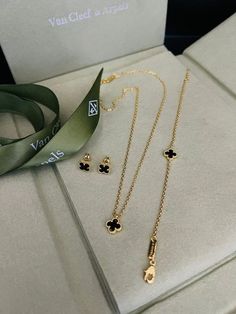 Earrings Outfit, Beautiful Gold Necklaces, Fancy Jewellery Designs, Jewelry Accessories Ideas, Bow Jewelry