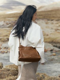 Fabriqué en cuir tanné végétal au charme intemporel, le Sac Besace Yore en taille Medium gagnera en éclat au fil du temps. Grâce à un traitement particulier, le cuir présente des textures naturelles et irrégulières qui témoignent du passage du temps. Ce sac, conçu par Songmont, est pensé pour être un compagnon fidèle qui vous accompagne au quotidien.
Le Sac Besace Yore en taille Medium est équipé de plusieurs poches extérieures pour garder vos essentiels à portée de main. Un porte-charms vous pe High Heel Slippers, Tan Cowhide, Shirt Bag, The Medium, Heel Slippers, Slipper Boots, Custom Dresses, British Indian, Bold Fashion