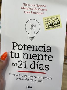 a person holding up a book in front of their face with the title potencia tumentoe en 21 dias written on it