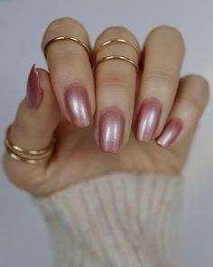 Old Fashioned Champagne is described as a champagne rose gold with an oyster pearl hue. There is nothing quiet as satisfying as a classic old fashioned rose gold. This shade is delicate enough for any occasion. Fun Fact - Inspired by rosé and old fashioned donuts. My wedding ring has a rose gold band. Pro Tip - Try this one of the toes for a gorgeous spin on a neutral Champagne Nail Color, Champagne Nails Short, Old Fashioned Donuts, Old Fashioned Donut, Champagne Nails, Classic Old Fashioned, Champagne Rose, Glitter Flake, Oyster Pearl