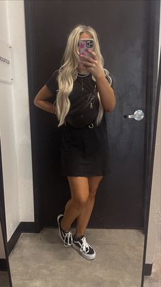 Cute Karaoke Outfit, Hairstylist Outfits For Work Summer All Black, Cosmetology Black Outfits, All Black Hairdresser Outfits, Black Hairdresser Outfits, Stacked Vans Outfit, Spring Salon Outfits, Salon Outfit Ideas Stylists Black, All Black Hairstylist Outfits