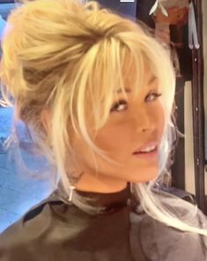 Shania Twain 90s Hair, 90s Fringe Hairstyles, Pamela Bangs, Paris Hilton Bangs, 90s Bubble Bangs, Wispy 90s Bangs, 2000s Bangs Hair, Pamela Anderson Hair Bangs, 60s Bangs Long Hair