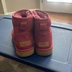 Women’s Nwot Uggs Red Suede Short Boots Red Uggs, Shoes Uggs, Ugg Outfits, Ugg Boots With Bows, Moccasin Ankle Boots, Ugg Classic Mini Ii, Ugg Boots Classic Short, Duck Shoes, Short Suede Boots