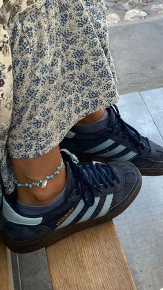 Dr Shoes, Skandinavian Fashion, Shoe Wishlist, Adidas Vintage, Adidas Spezial, Shoe Inspo, Looks Street Style, Adidas Outfit, Aesthetic Shoes