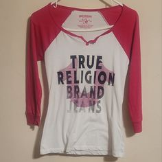 Nwot True Religion Size S 3/4 Length T Shirt. Excellent Condition No Rips, Marks Or Tears Anywhere! Sleeves Are Hot Pink! All Items Are Taken With Items Laying Flat! Pit To Pit 14 3/4 Top To Bottom 22 3/4. I Offers And Bundles! See Something You Like & Its Not The Price? I Can't Say Yes If You Don't Ask! All Items Come From A Smoke Free Pet Friendly Home! Thanks For Stopping By My Closet! Fall Graphic Print Half-sleeve Tops, Fitted Cotton T-shirt With 3/4 Sleeve, Fitted Cotton Tops With 3/4 Sleeves, Fitted Casual T-shirt With 3/4 Sleeves, Spring Letter Print Half Sleeve Tops, Half Sleeve Letter Print Tops For Spring, Summer 3/4 Sleeve Tops With Graphic Print, Spring Graphic Print Top With 3/4 Sleeves, 3/4 Sleeve Graphic Print Tops For Spring