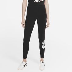 The perfect complement to your favorite tops and tees, the Nike Sportswear Leggings have a high-rise design and a stretchy waistband that sits above your navel. The soft, cotton blend wicks sweat, making these full-length leggings an easy choice for everyday wear. Christmas Wishlist Leggings, Nike Fitness, Sportswear Leggings, Nike High, Graphic Leggings, Leggings Nike, Legging Sport, Nike Leggings, Women Essentials