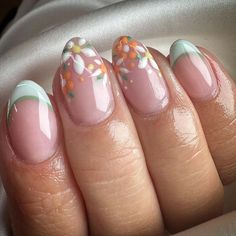 Cute Nail Inspo French Tips, Natural Nail With Design, Yellow Flower Nail Designs, Floral French Tips, Flower Tip Nails, Flower Art Nails, Acyrilics Nails Ideas, Short Floral Nails, Simple Floral Nails