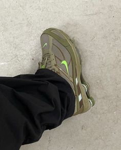 Nike Shocks, Supreme Sneakers, Supreme X Nike, Shoes Fall, New Nike Shoes, Boys Fits, Dad Shoes, Aesthetic Fall