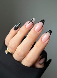 35+ Elegant & Classy Winter Nails I'm Obsessing Over! Nail Art Noel, Chic Nail Designs, New Years Nail Designs, Nail Colors Winter, Sparkle Nails, Nails 2023, New Year's Nails