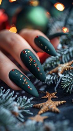 Trendy Xmas Nails, Nail Art December, Tree Nails Art, Winter Elegant Nails, Christmas Glitter Nails Sparkle, Witchy Christmas Nails, Fall Leave Nails, Nail Christmas Ideas, Fall Tree Nails