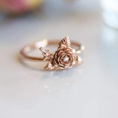 “ROSE” A feminine and delicate rose flower ring with a tiny sparkle diamond. The flowers sit on top of the band, which makes this ring stackable. ----------------------DETAIL✦Stone：Natual DiamondClarity：VSColor: F-GSize: 1 mm ✦ Settings:Metal Type: 14K GoldMetal Color: Rose / White / YellowOverall Flower size: 8 mm, 12 mm with leavesBand Width: 1.3 mm approx. Rose Flower Ring, Flower Wedding Ring, Purity Ring, Rose A, Gold Fashion Necklace, Rose Bud, Rose Ring, Bling Rings, Ring Size Guide