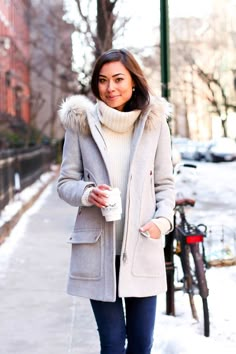 Grey winter coat with cream sweater. Grey Winter Coat, Jcrew Coat, Best Winter Coats, Chicago Fashion, Stylish Winter Outfits, Grey Coat, Outfit Trends, Winter Mode, Fall Winter Style