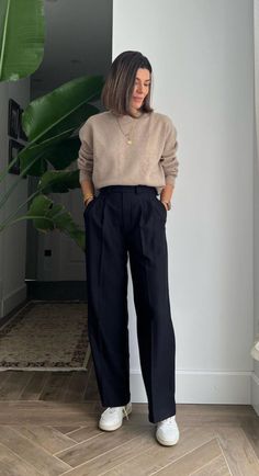 Minimal Casual Work Outfit, Danish Office Outfit, Minimalist Mom Outfit Ideas, Job Site Outfit Women, Woman Architect Outfit, Minimal Work Outfits Women, Smart Casual Trousers Women, Architect Site Visit Outfit, Effortless Classic Style